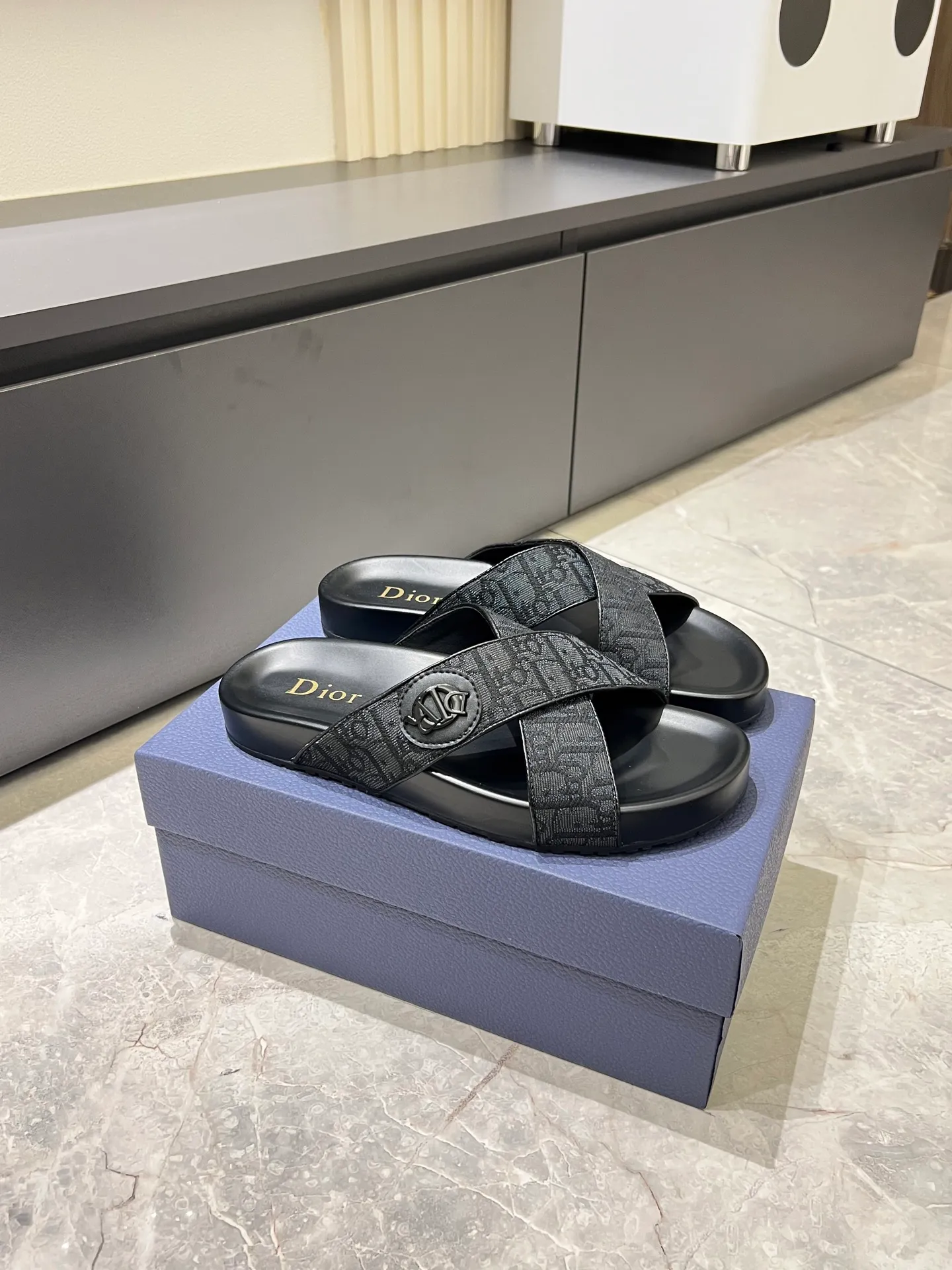 Men's men's shoes 💰p300 Size 38-45 Dior Dior's latest H-Town series Oblique thick sole slippers sandals Original purchase development and production This Dior H-Town sandals pay tribute to the classic logo of sports style and highlight Dior's high-end spirit. Crafted from black rubber with a beige and black Oblique printed upper, it's accentuated with tonal calfskin details. The rubber sole incorporates a variety of elements and is embellished with the Dior logo for a refined, futuristic look. Can be worn with shorts or jeans. Comes with exquisite packaging at the counter 🛍📦 ▪️ Fabric: Original customized imported Oblique embroidery ▪️ Lining: Imported soft sheepskin ▪️ Sole: Original molded ultra-light foam material ▪️ Bottom thickness: 4CM